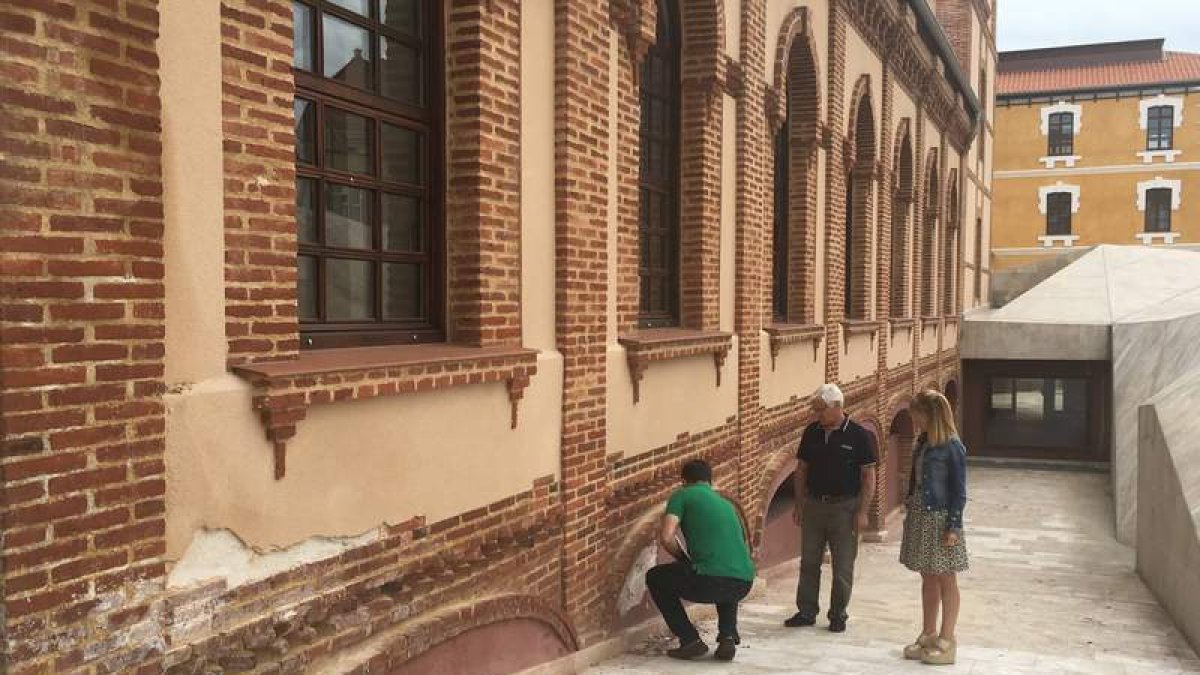 El técnico, Flórez y Gancedo comprobaron el mal estado del estuco de la fachada de Araú. DL