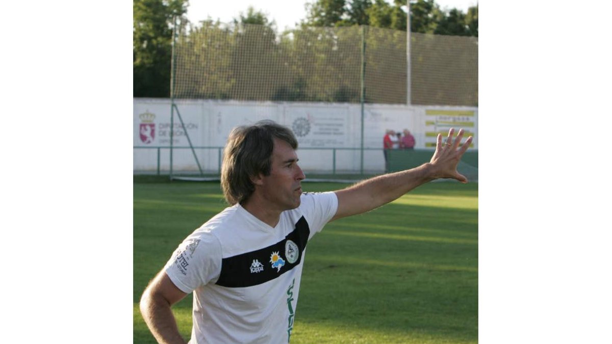 Carlos Tornadijo dando instrucciones a sus jugadores