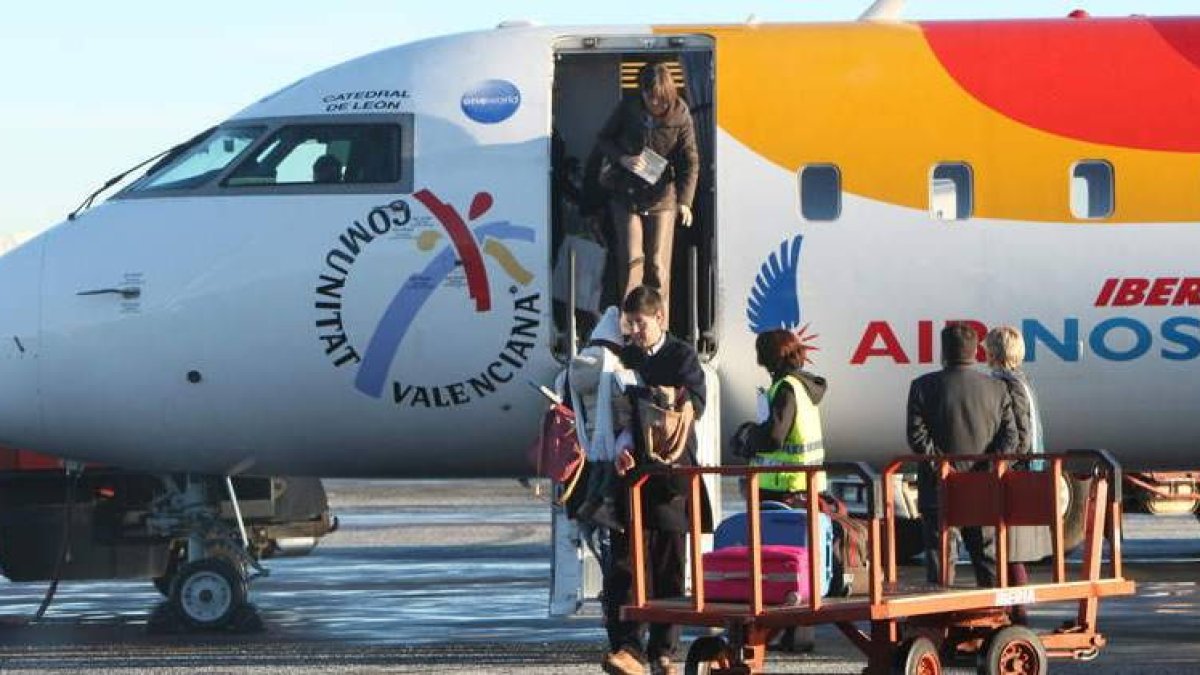 Pasajeros descienden de un avión de la aerolínea Air Nostrum en el aeropuerto de León.
