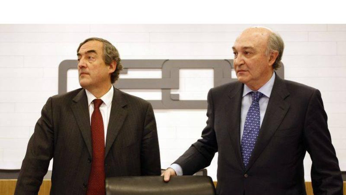 El presidente de la CEOE, Juan Rosell, junto al secretario general, José María Lacasa.
