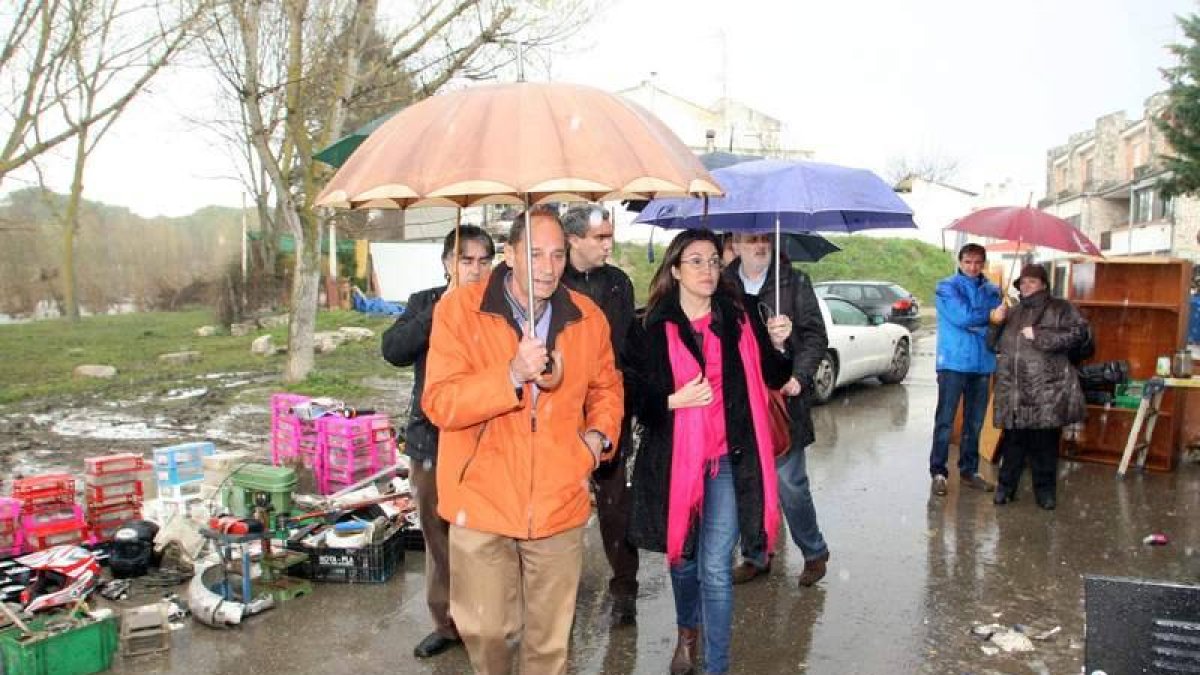 Soraya Rodríguez visitó la localidad de Viana de Cega, afectada por las riadas