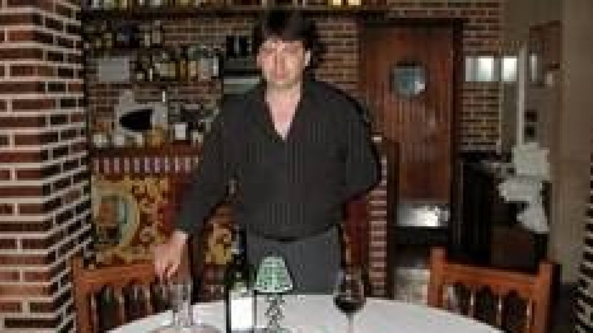 Imagen del interior del restaruante Bierzo Plaza, con su responsable
