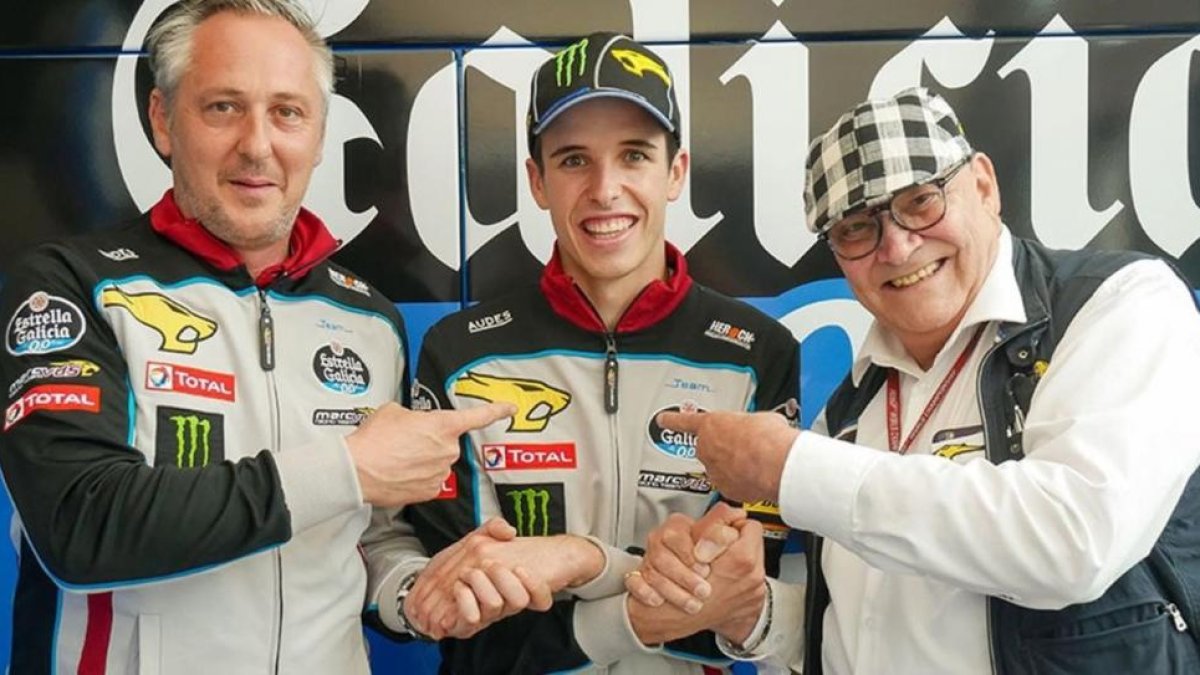 Àlex Márquez, entre Michael Bartholemy, director del equipo, a la izquierda, y Marc Van der Straten, dueño de la escuderia.