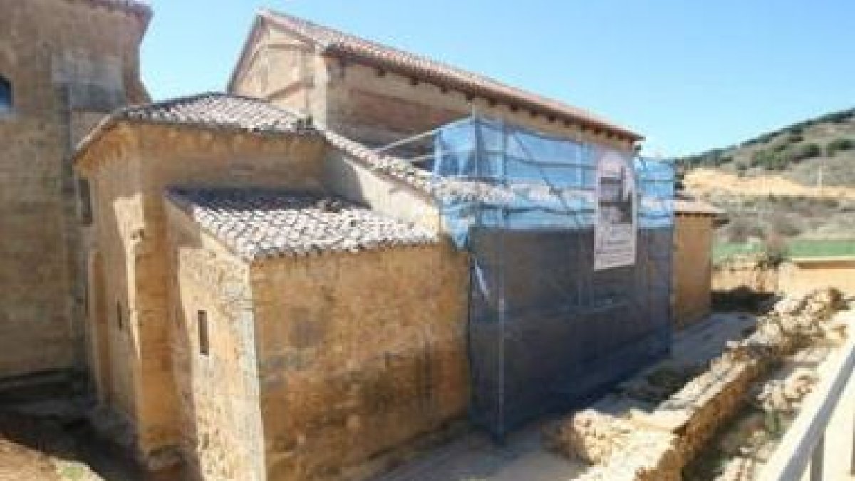 Detalle de las obras de reparación de las cubiertas que se están llevando a cabo en el monasterio de