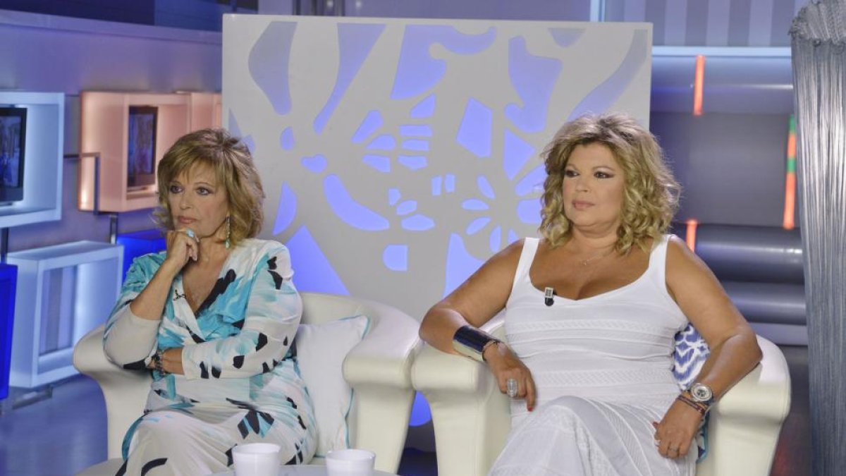 Maria Teresa Campos y su hija Terelu, en el debate posterior a la emisión de 'Las Campos'.