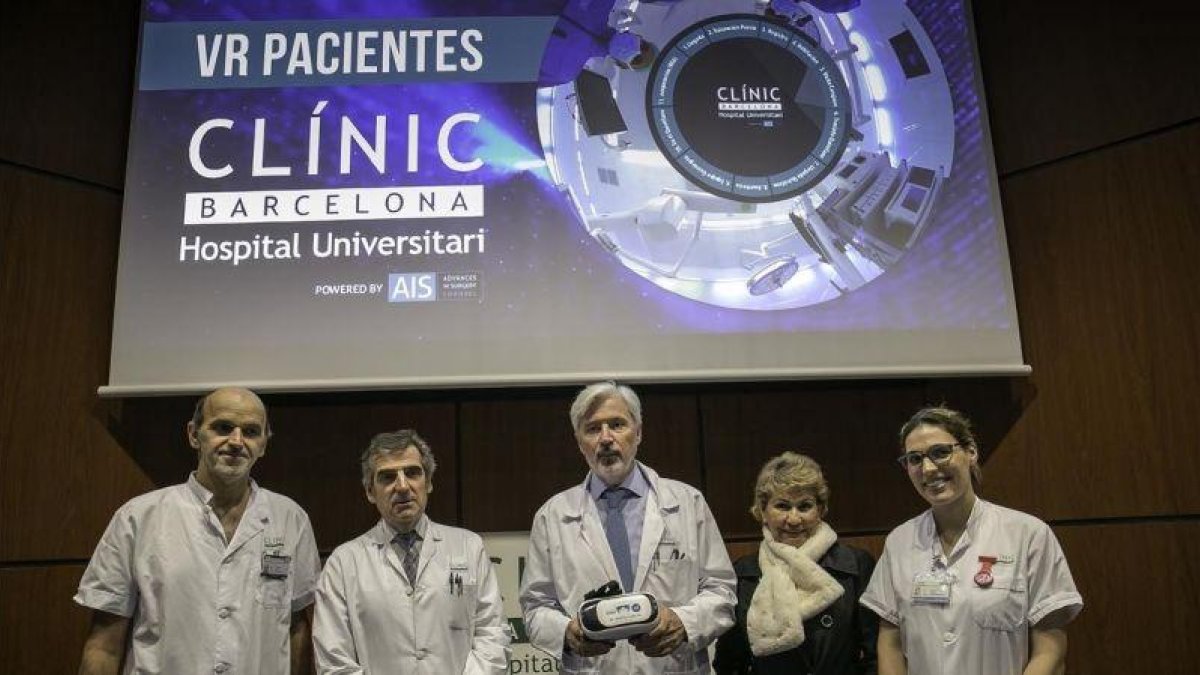 Equipo médico del Clínic que ha presentado las gafas de realidad virtual.