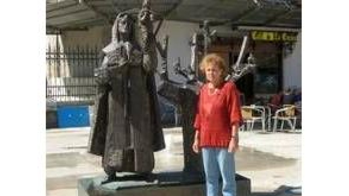 La fallecida Edda Scheneider en Ponferrada y, su marido, Burkard, sentado en la piedra donde la dejó