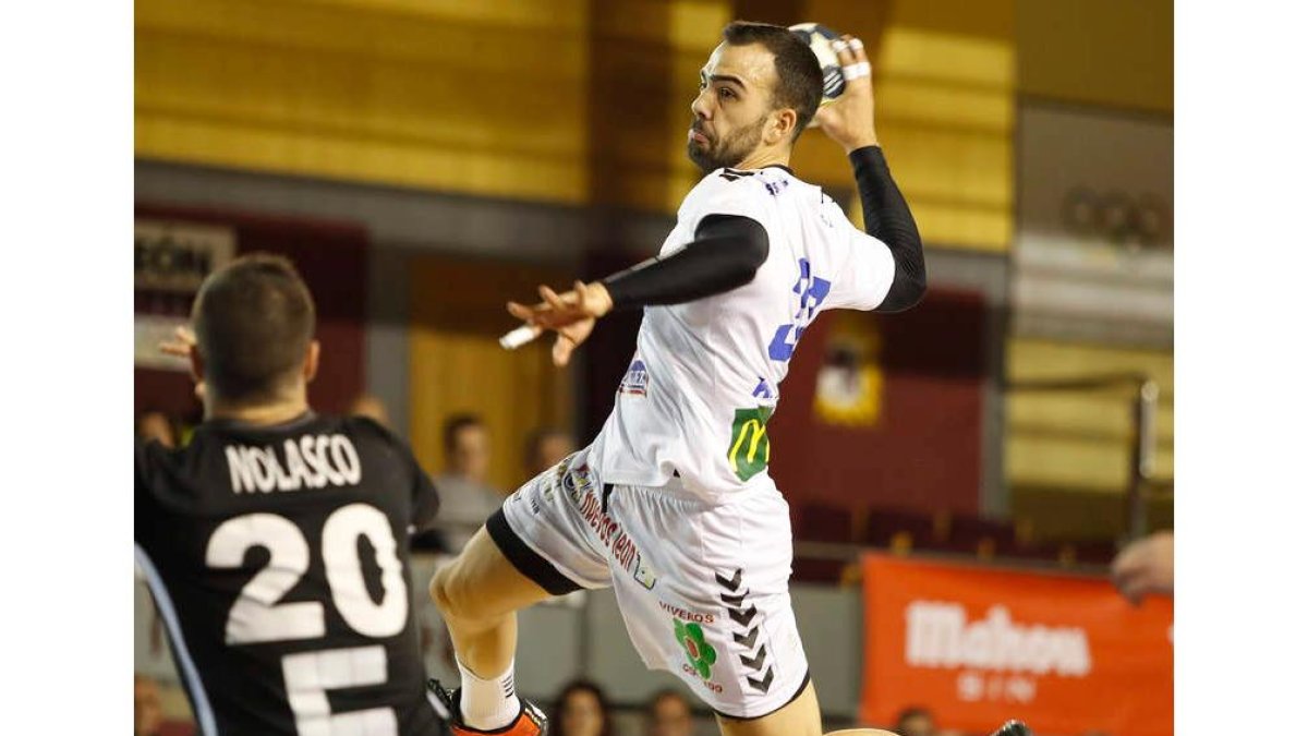El lateral asturiano del Abanca Ademar, Alex Costoya, durante un partido. JESÚS