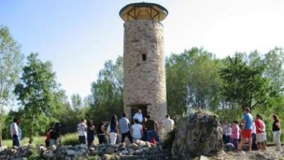 Los vecinos de Viñales estrenaron ayer su torreón restaurado en las afueras del pueblo.