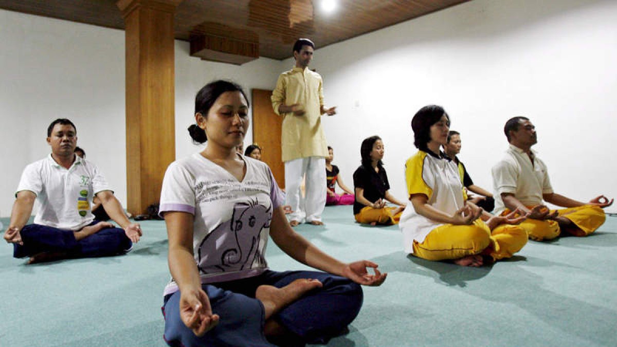 Varios indonesios practican yoga en la Fundación Bali-India en Denpasar.
