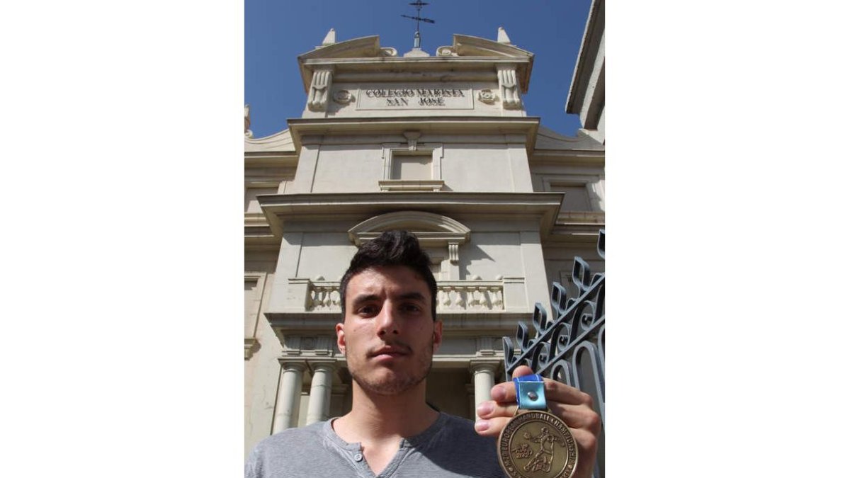Molina muestra orgulloso su medalla de oro.