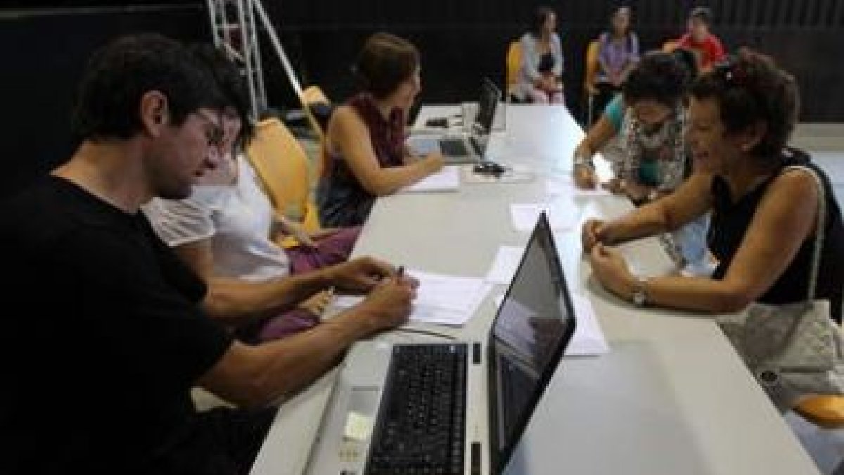 El equipo encargado del cásting con algunos participantes.