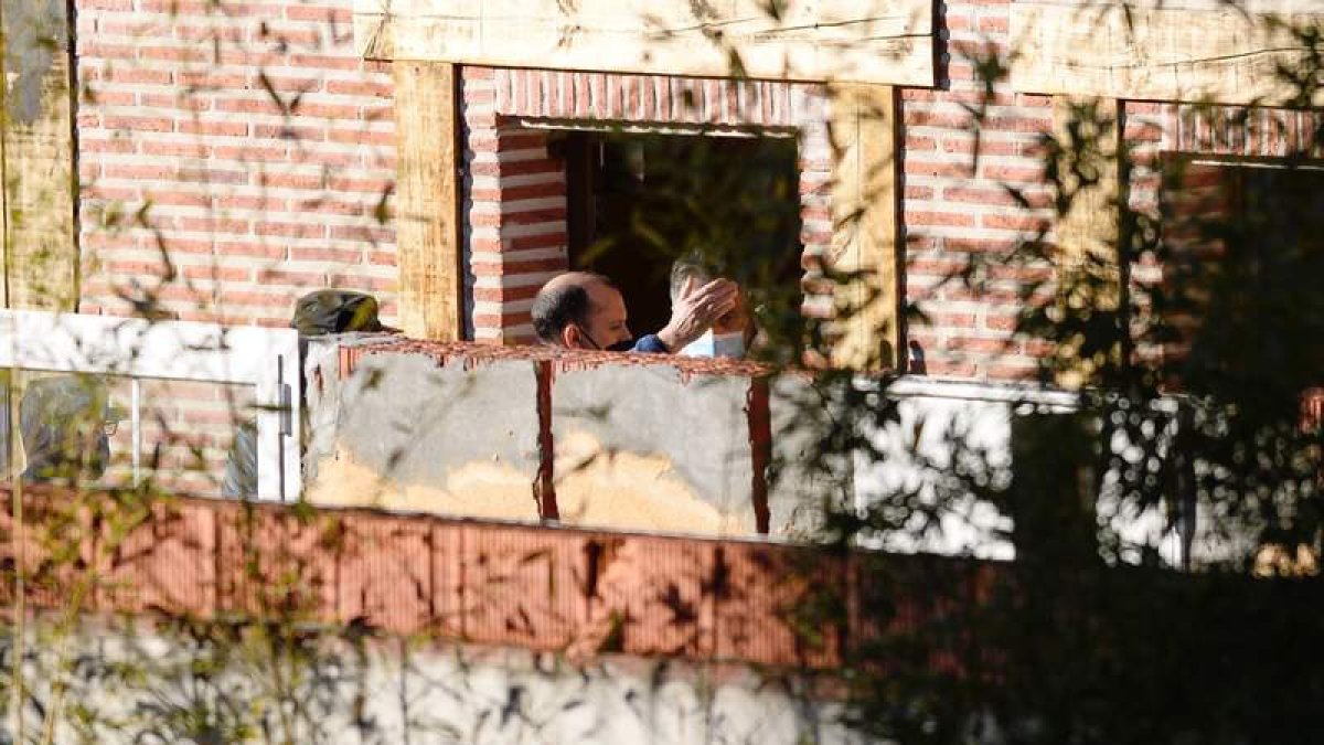 Efectivos de la Guardia Civil inspeccionan la vivienda del único detenido. NACHO GALLEGO