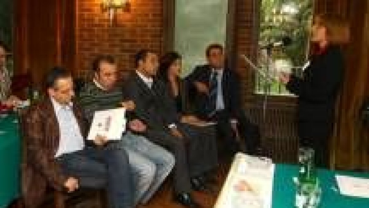 El alcalde de Ponferrada, al fondo, ayer en el congreso de CC.OO.
