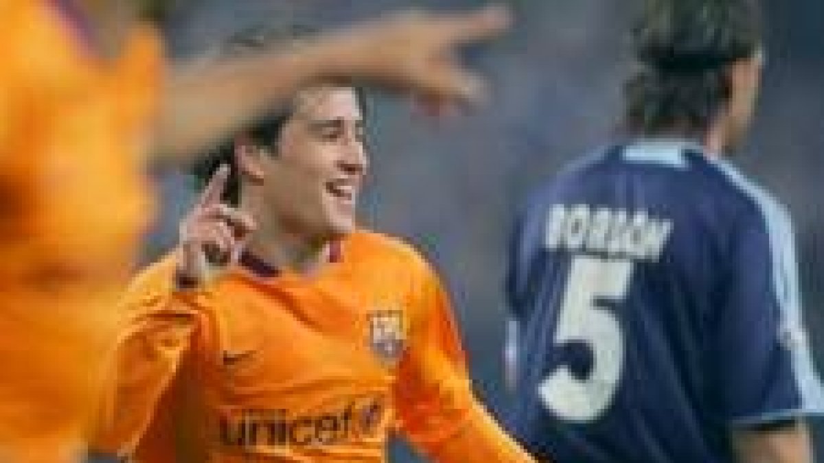 El delantero del Barcelona Bojan sonríe tras conseguir ayer el gol de la victoria de su equipo