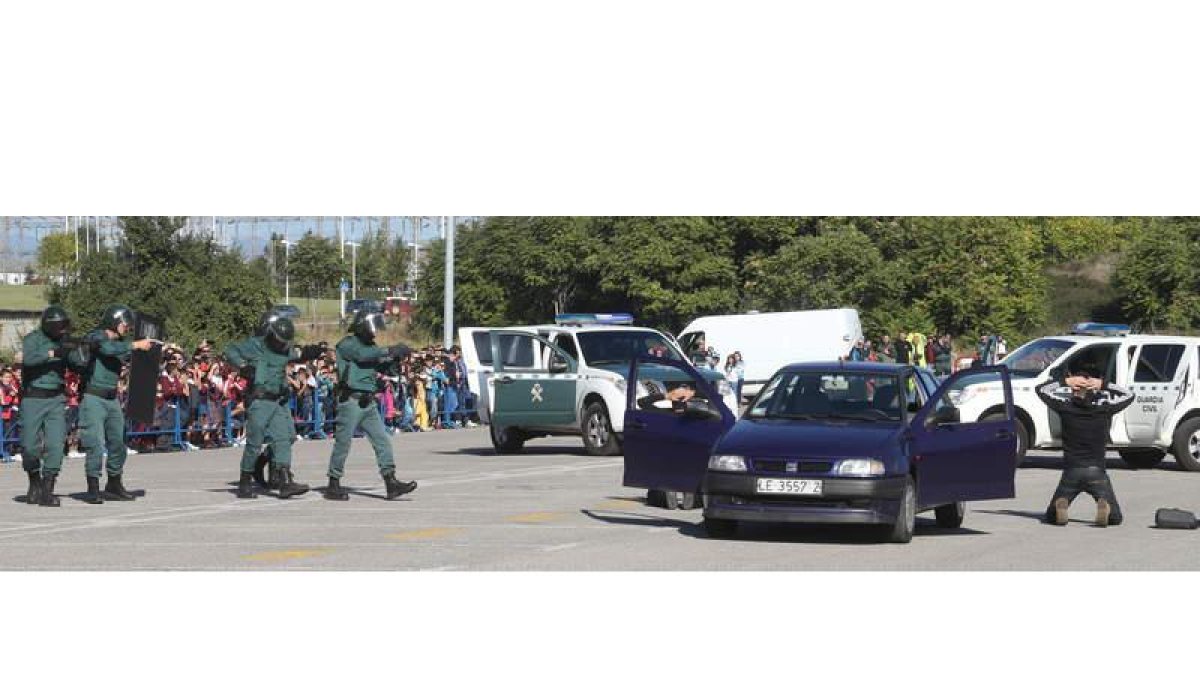 Momento en el que los agentes encañonan de forma simulada a los dos ocupantes del Ibiza, que se daban a la fuga perseguidos hasta por un helicóptero.