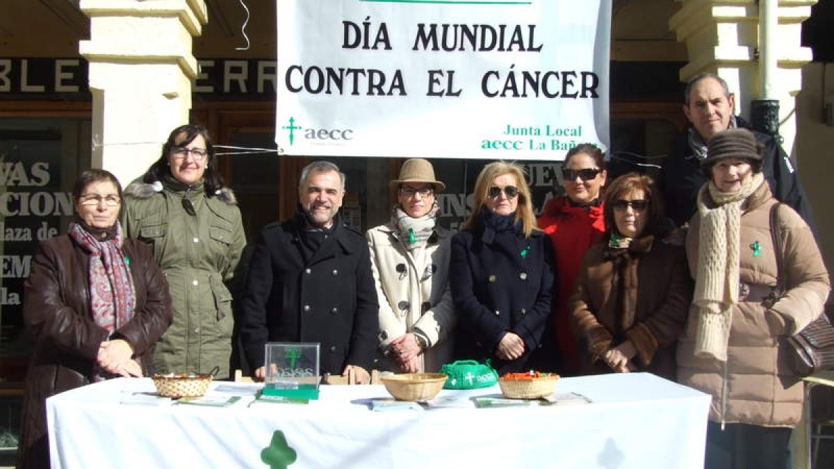 Miembros de la Junta Local de La Bañeza, junto al alcalde, en la mesa informativa.