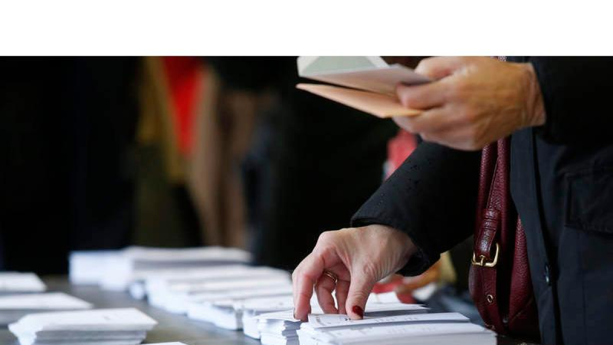 Una persona selecciona las papeletas para votar en las pasadas elecciones generales del 10 de noviembre de 2019. FERNANDO OTERO