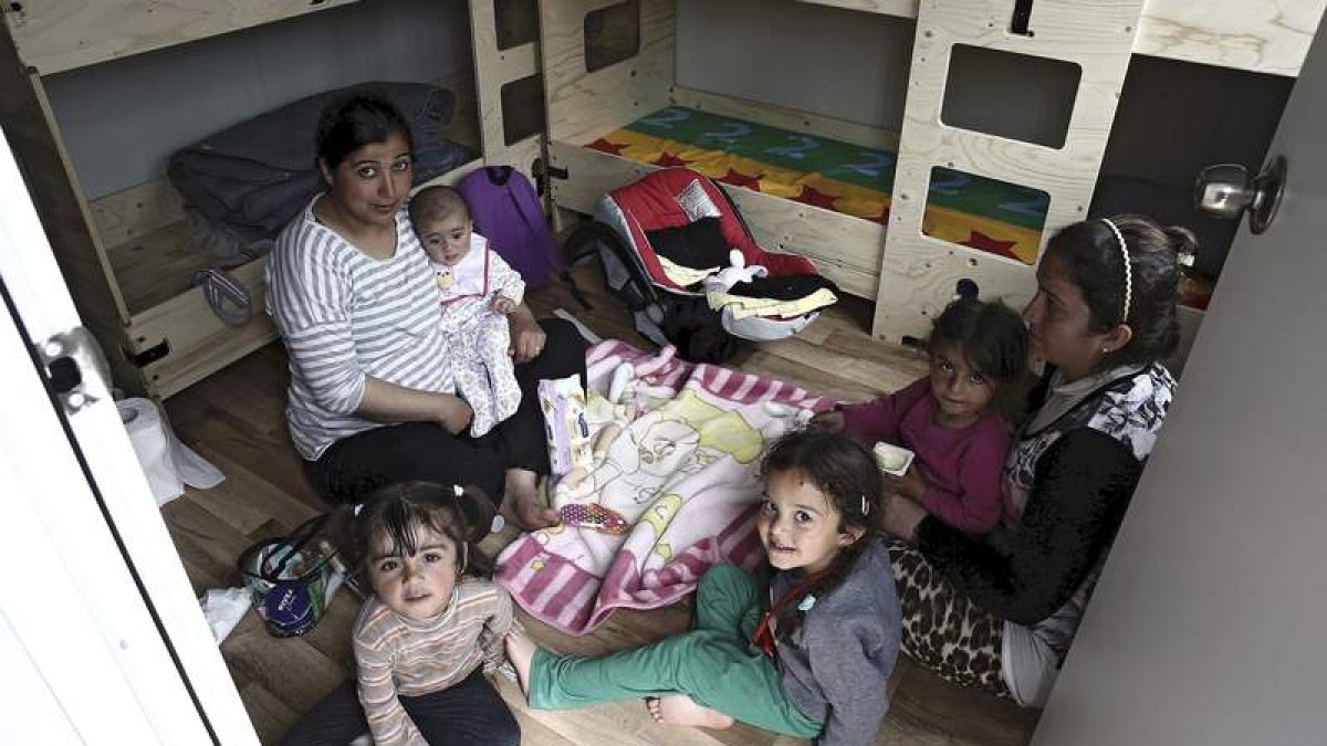Una familia descansa en las nuevas instalaciones para refugiados en Skaramanga, Grecia. SIMELA PANTZARTZI