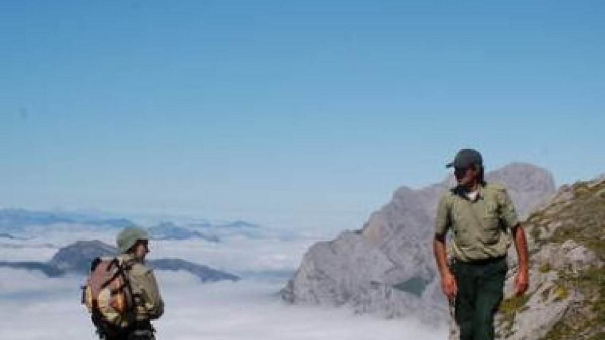 Unos Agentes Medioambientales realizan su trabajo en los Picos de Europa.