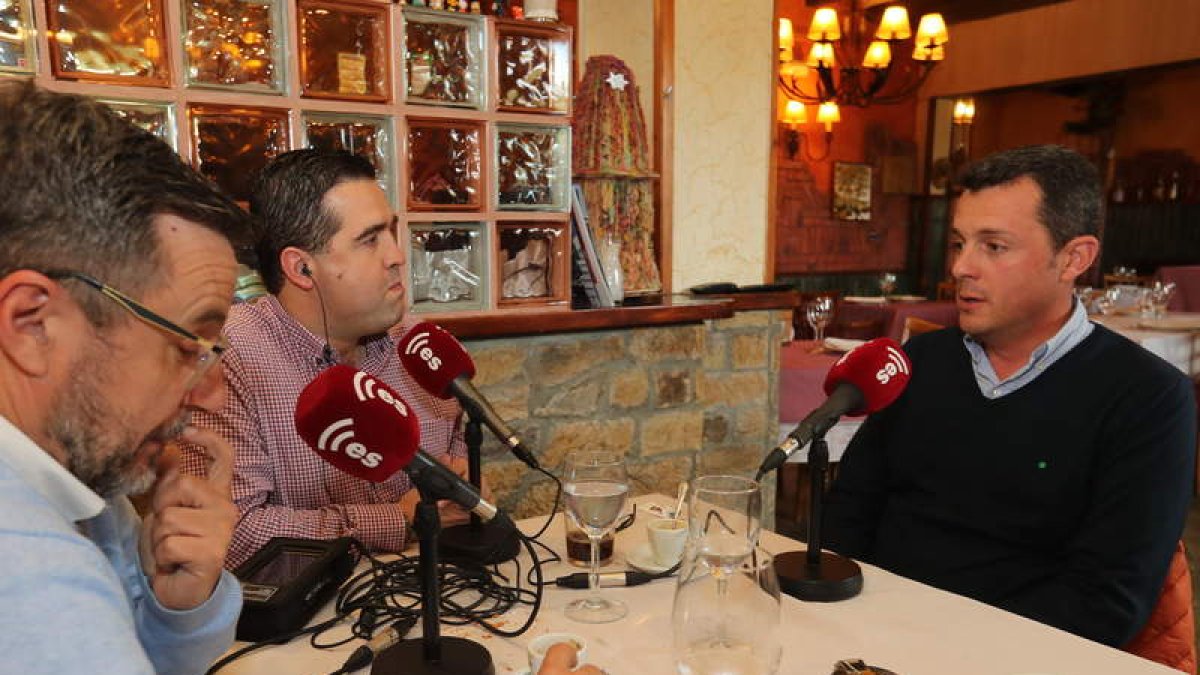 Eduardo Domínguez repasó ayer la actualidad de la Deportiva en Las Tertulias de El Leñador. L. DE LA MATA
