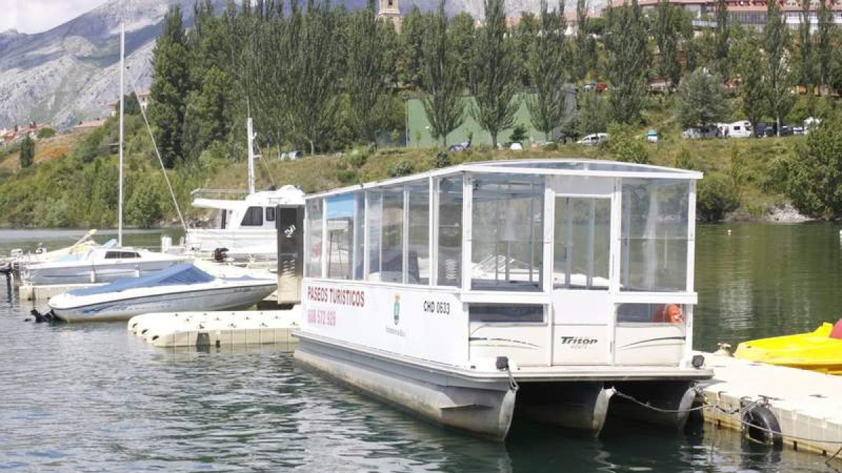 El barco municipal, en el embarcadero de Riaño. CAMPOS
