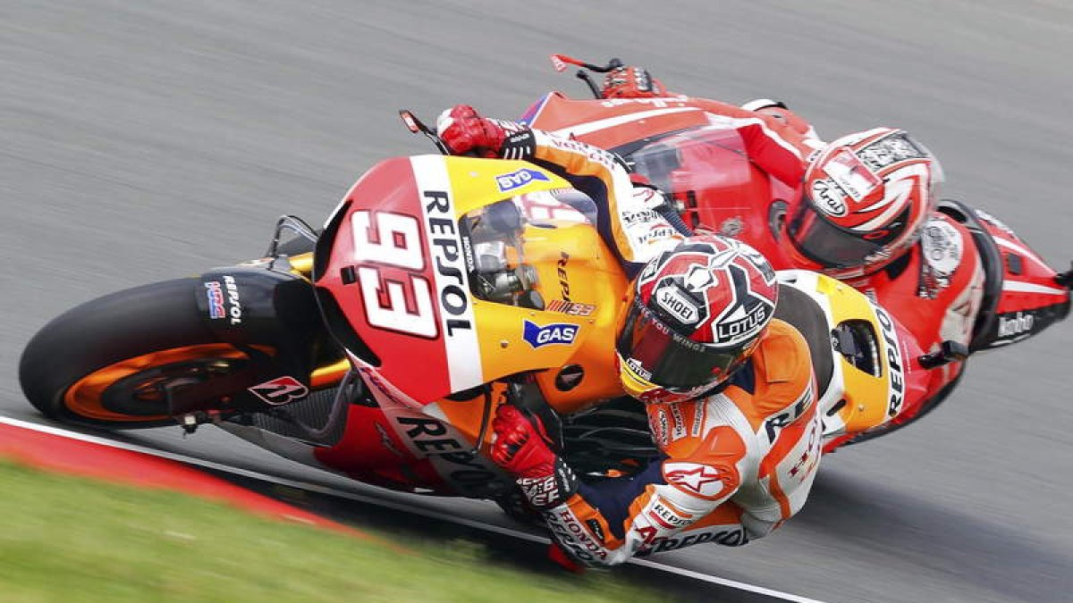 Marc Márquez y Nicky Hayden, durante la clasificación del Gran Premio de Alemania.
