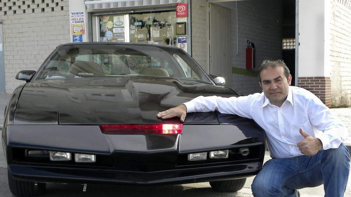 José Antonio Soto, junto a uno de los originales de la popular serie.