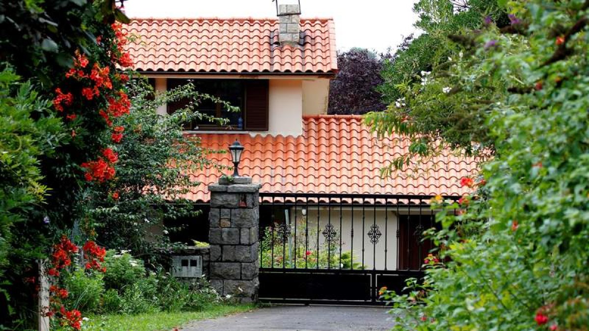 Vista de la casa de concejal de IU en Llanes, Javier Ardines. ALBERTO MORANTE