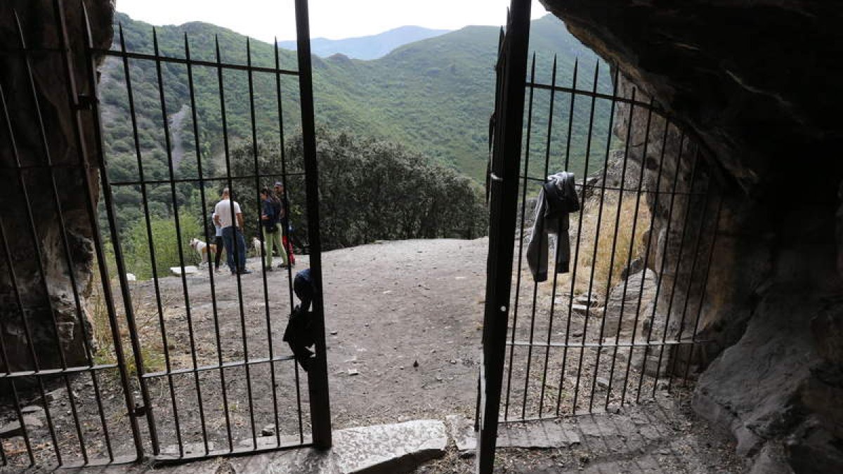Vistas desde el interior de la cueva en la que vivió san Genadio