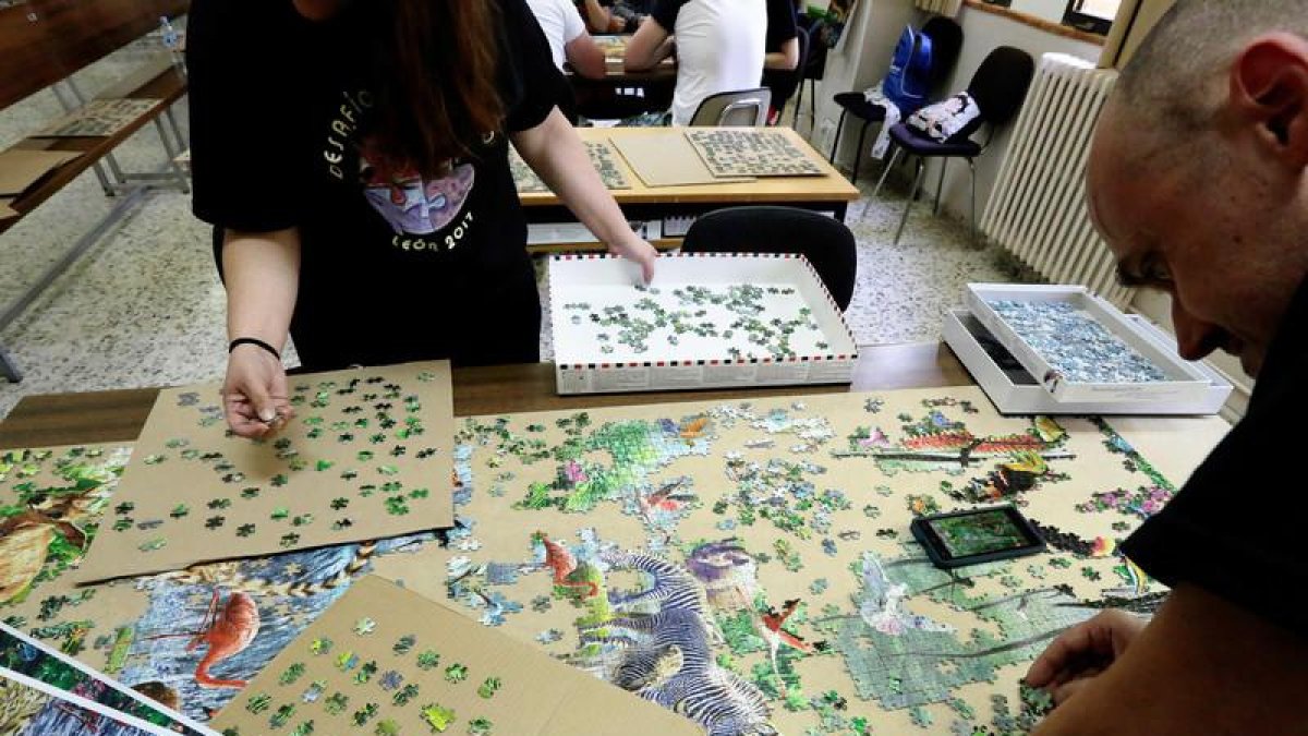 Montaje en León del puzzle más grande del mundo.