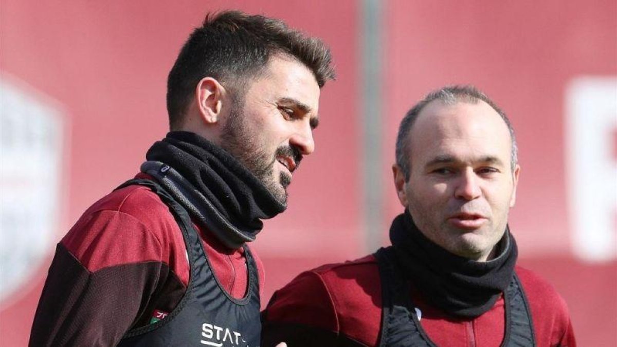 David Villa en su primer entrenamiento en Japón, junto a Andrés Iniesta.