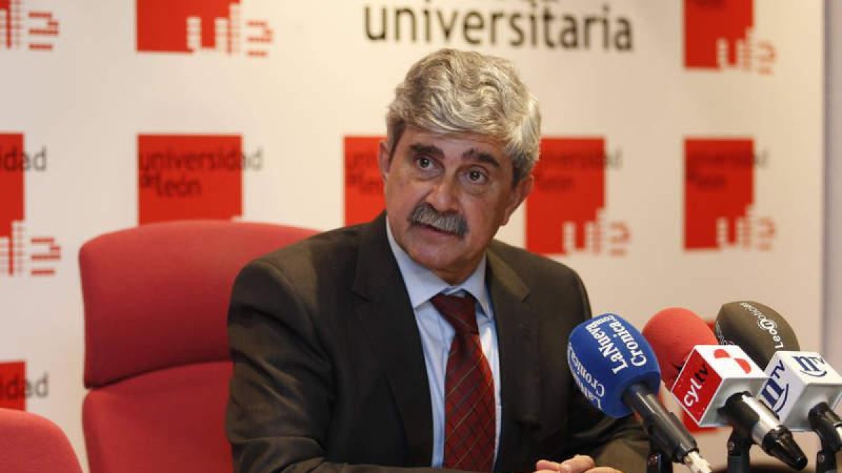 Francisco García Marín, catedrático de la Facultad de Veterinaria, durante su comparecencia ayer por la mañana ante los medios de comunicación.