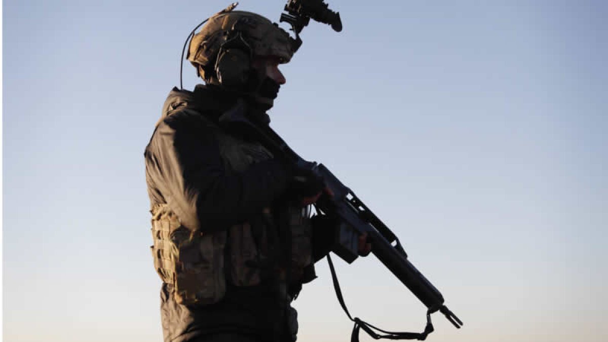 Un soldado de la brigada paracaidista del ejército durante unas maniobras. JESÚS F. SALVADORES