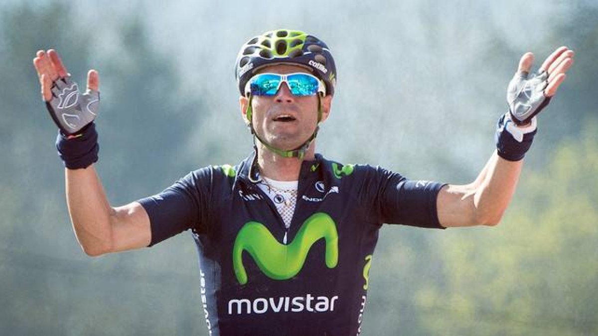 Alejandro Valverde, del equipo Movistar, celebra su victoria en la Flecha Valona a su paso por la meta.