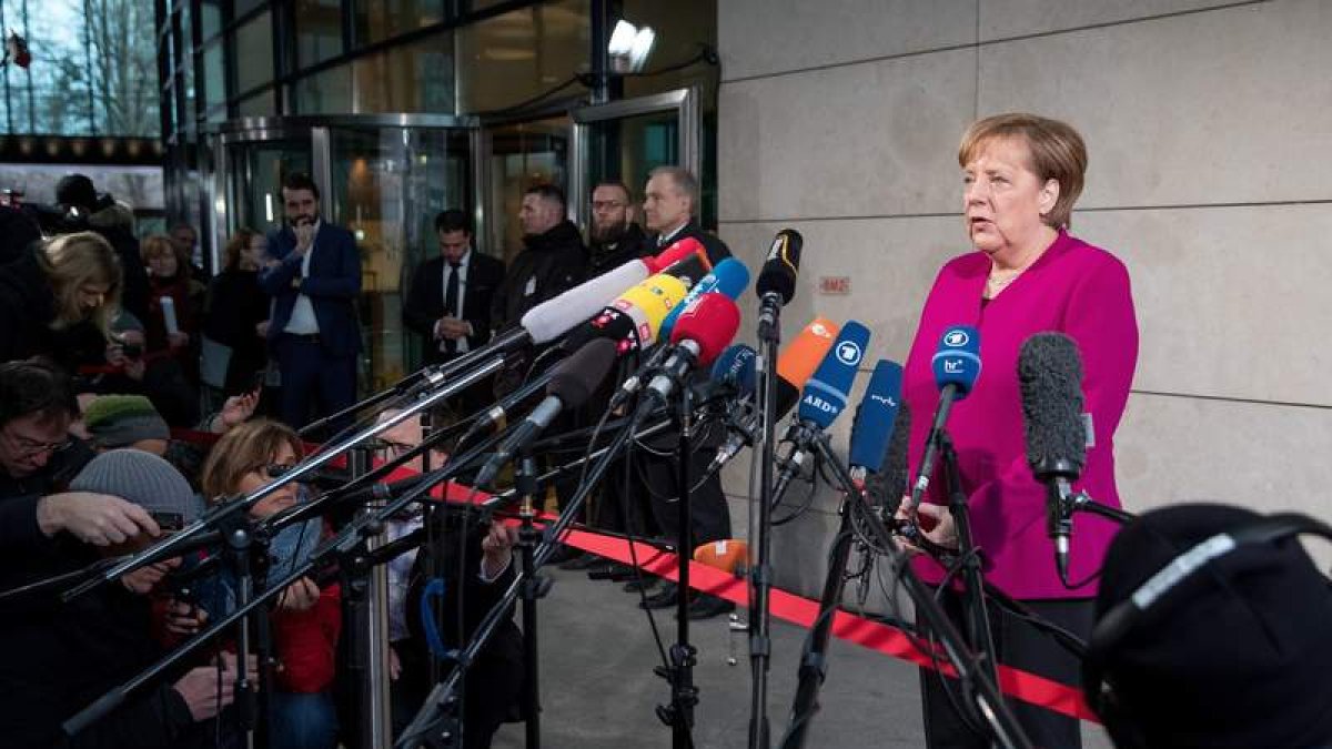 La canciller Angela Merkel momentos antes de la reunión con los socialdemócratas. HAYOUNG JEON