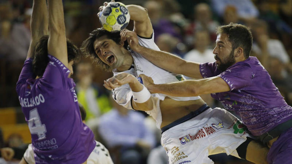 Fede Vieyra, en la imagen, renovará en el mes de marzo con el club leonés. JESÚS F. SALVADORES