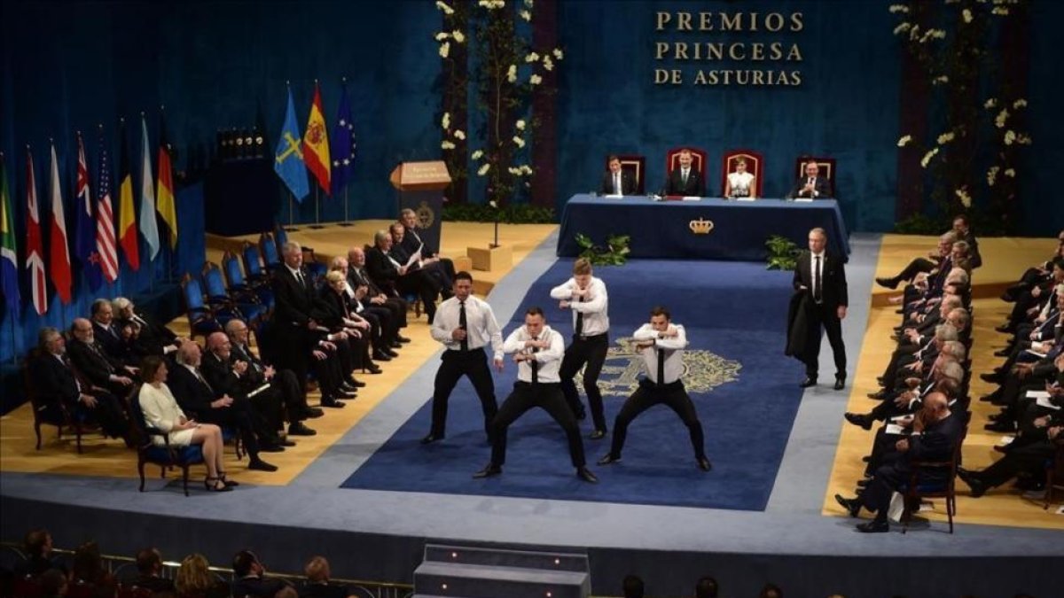 Los jugadores de Nueva Zelanda, en plena haka.