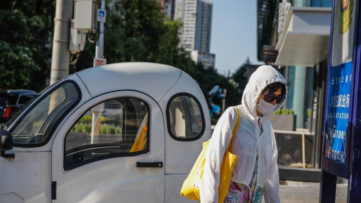 Una mujer se tapa con mascarilla en Beijing (China) ante el aumento de casos por EG.5. WO HO