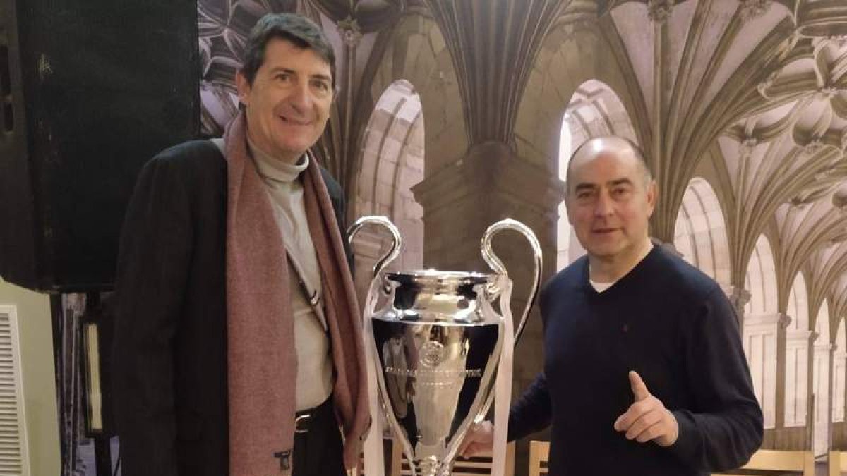 Agustín Rodríguez con Pedro Blanco con la 14ª ‘Orejona’. DL