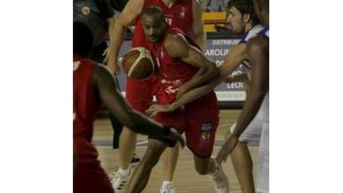 Mills intenta superar la defensa de Lambropoulos para intentar anotar en el aro de L'Hospitalet