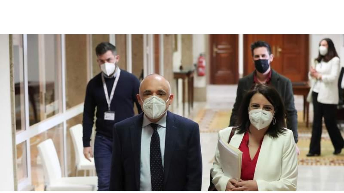Rafael Simancas y Adriana Lastra a la salida de la comisión. KIKO HUESCA