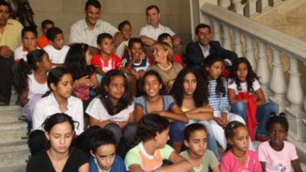 Isabel Carrasco recibió a una delegación de niños saharauis.