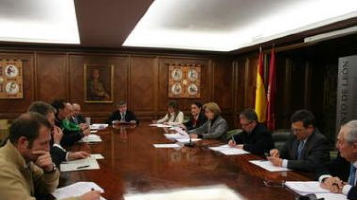 El alcalde, en el centro, presidió ayer la reunión del consorcio del Ifycel.