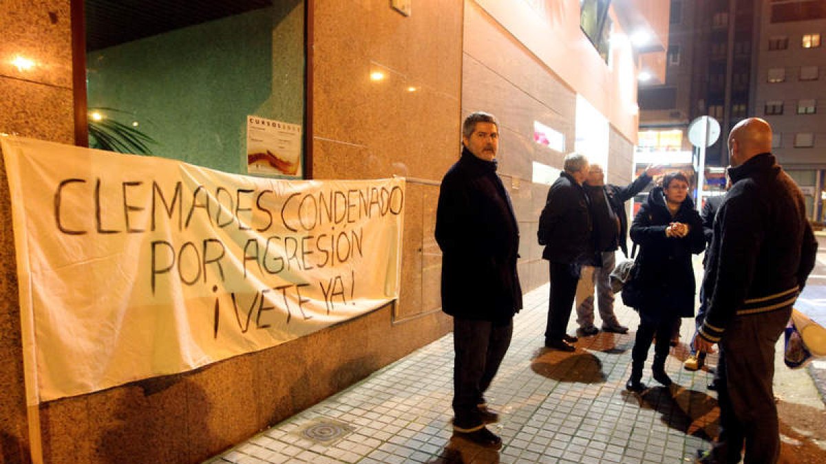 Clemades Rodríguez, que tenía manifestantes en contra, no acudió al último pleno del Consejo.