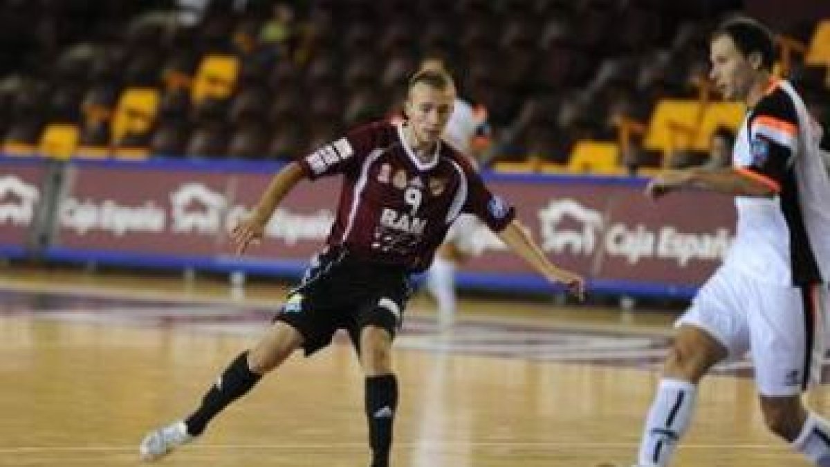 Julio debutó con la elástica del Obras y Estructuras Ram ante su nueva afición.