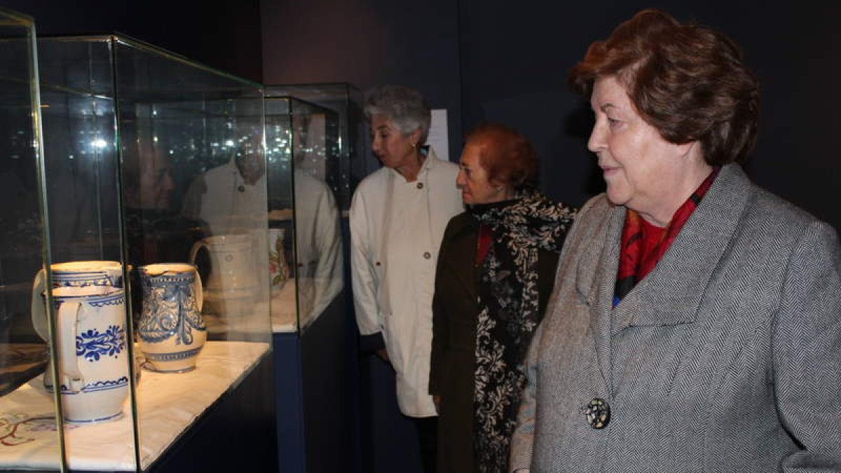 Olga Cavero, patrona de la fundación, observa las piezas de la exposición temporal.
