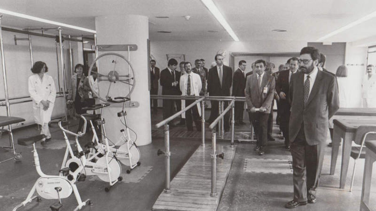 Narcís Serra, durante su recorrido por el gimnasio del Hospital del Bierzo