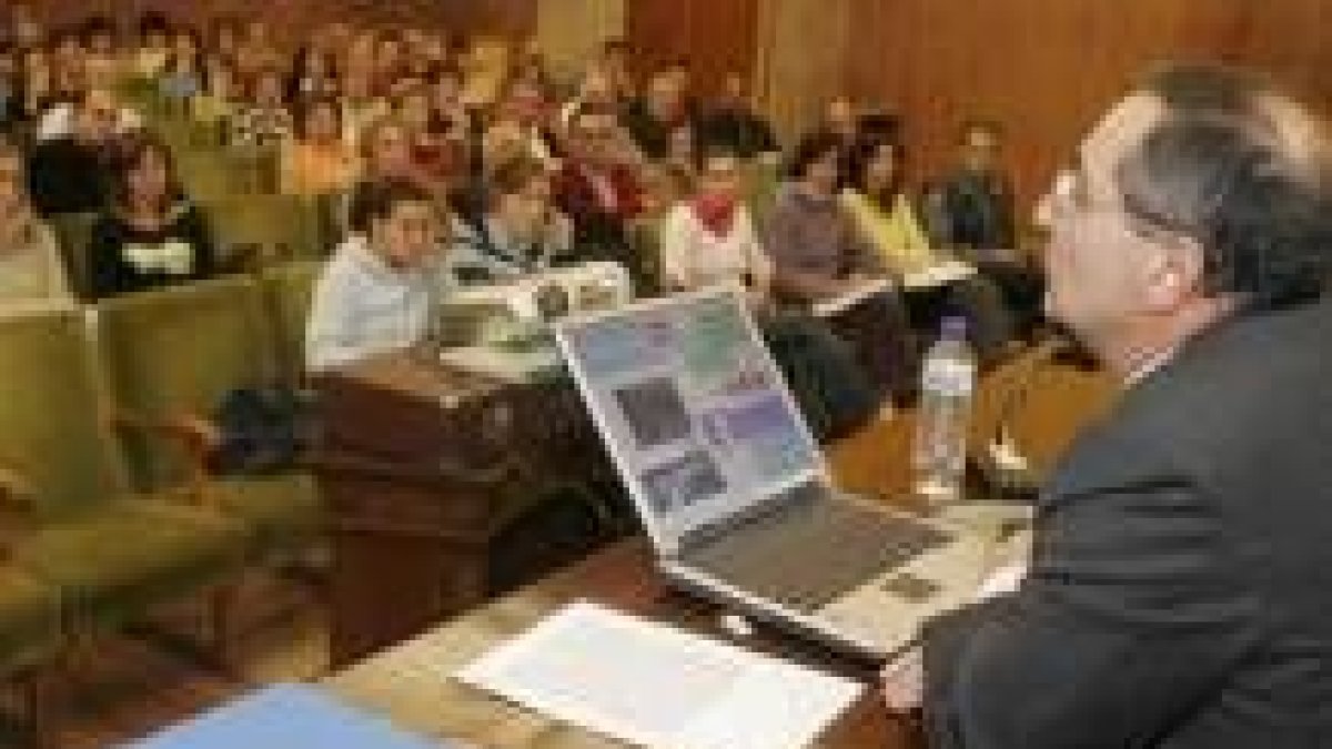 El catedrático Elías Fernando Rodríguez Ferri, se dirige al auditorio
