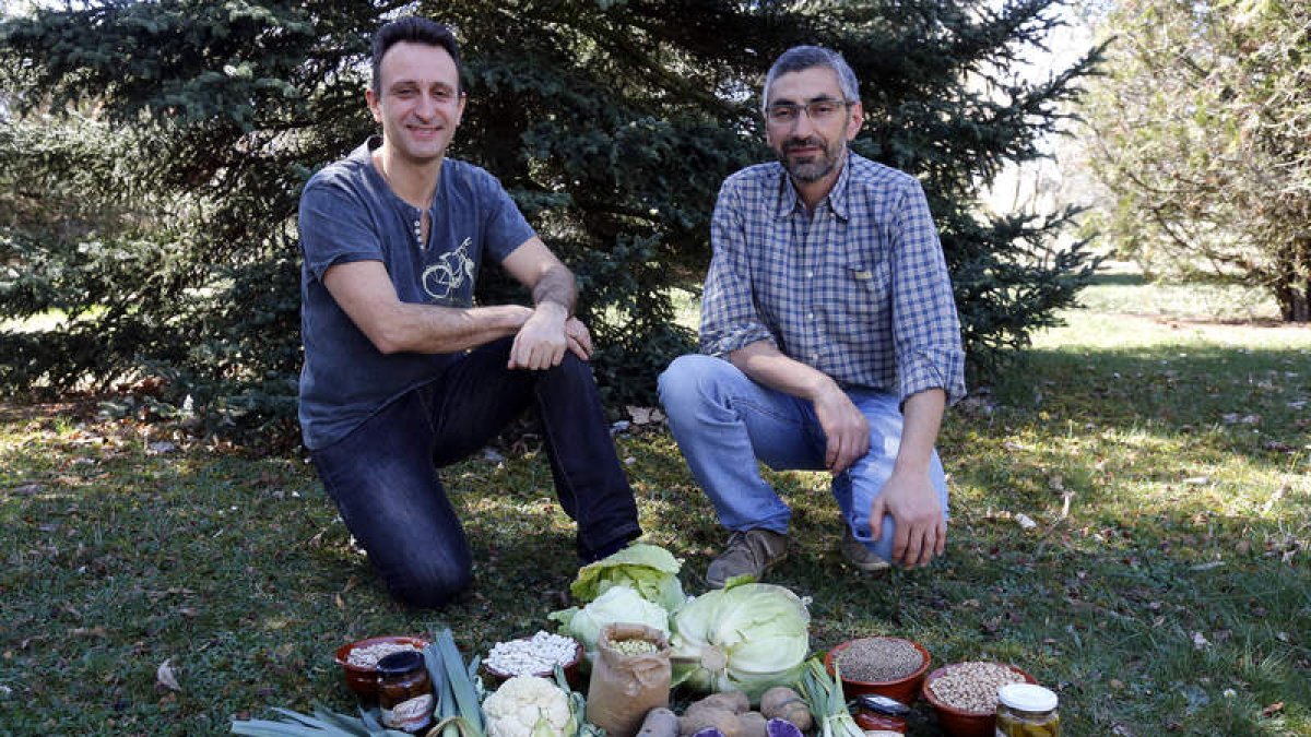 Andrés Juan Valdés y Gabriel Alegre, en el campus universitario con algunos de los productos que entran en las cestas.